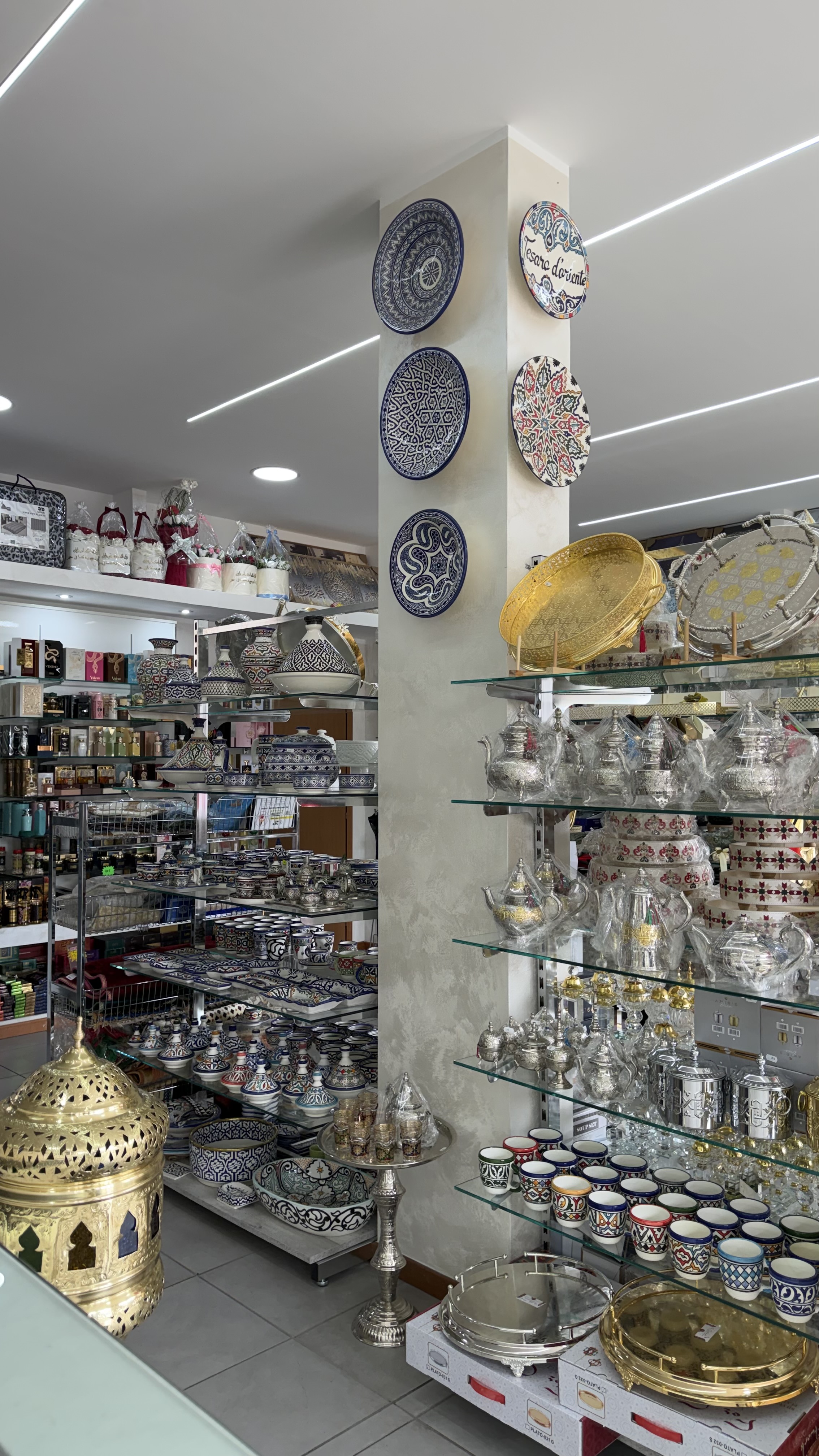 Interno boutique Tesoro d'Oriente Madone